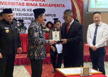 Kasatgas Pusat Studi Kepolisian, Irjend Pol Dr Susilo Teguh R, M.Si Menerima Penghargaan dari UBISA