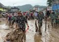 Yonif TP 951/Pandeka Marapi Gercep Bantu Penanganan Banjir di Kabuoaten Solok