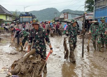 Yonif TP 951/Pandeka Marapi Gercep Bantu Penanganan Banjir di Kabuoaten Solok