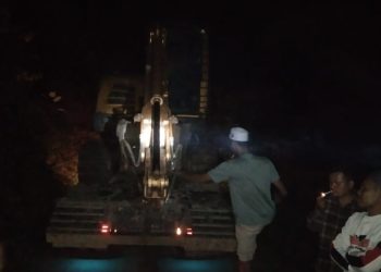 Puluhan Warga Hadang Beko Terduga PETI Masuk ke Lokasi di Tambangan Pasoman