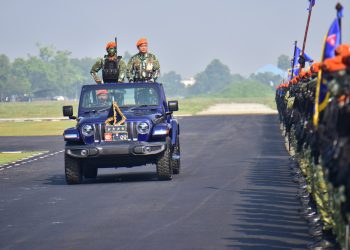 Enam Paramotor Hiasi Langit Margahayu, Danbrigade Parako I Pasgat Mendarat Gagah di HUT Korpasgat