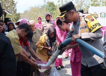 HUT Humas Polri Ke-75, Kapolres Wonogiri Salurkan Air Bersih untuk Warga Bendokerep