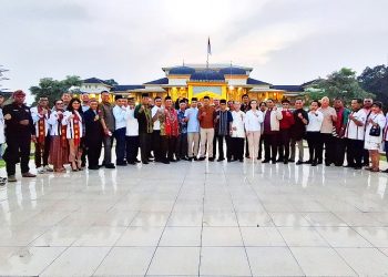 Keberagaman Nusantara Bergema, HBB dan PMS Ulosi Sultan Deli di Istana Maimun