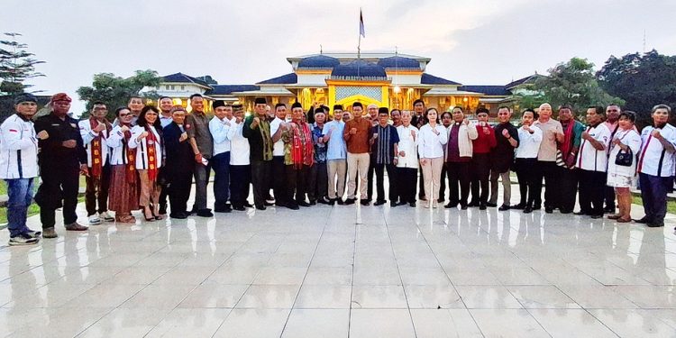 Keberagaman Nusantara Bergema, HBB dan PMS Ulosi Sultan Deli di Istana Maimun