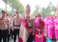 Resmi Pimpin Polda Sumut, Irjen Pol Sonny Irawan Disambut Ulos dan Tarian Tradisional