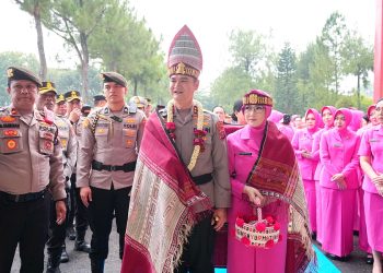 Resmi Pimpin Polda Sumut, Irjen Pol Sonny Irawan Disambut Ulos dan Tarian Tradisional