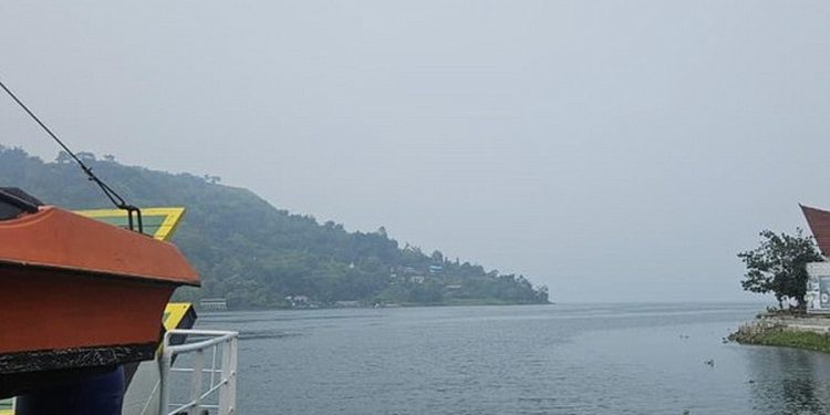 Kabut Asap Karhutla Mulai Mengganggu Penyeberangan di Danau Toba